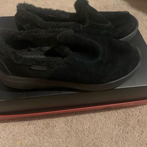 Black shoes fur inside